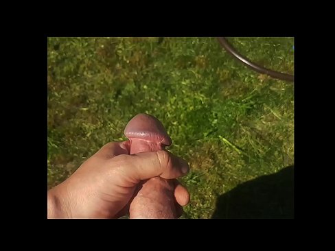 ❤️ Keçika germ di bexçeyek havînê de pisîka xwe ya pembe diqelişe û bi şuştinê dixe. ❤️❌ Vîdyoyê seksî li ku.niceporn-tv.ru ❌️❤